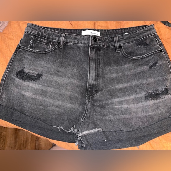 Kancan jean shorts worn for a picture for 30mins size 1xl. fit like a 13/15 - Picture 2 of 3